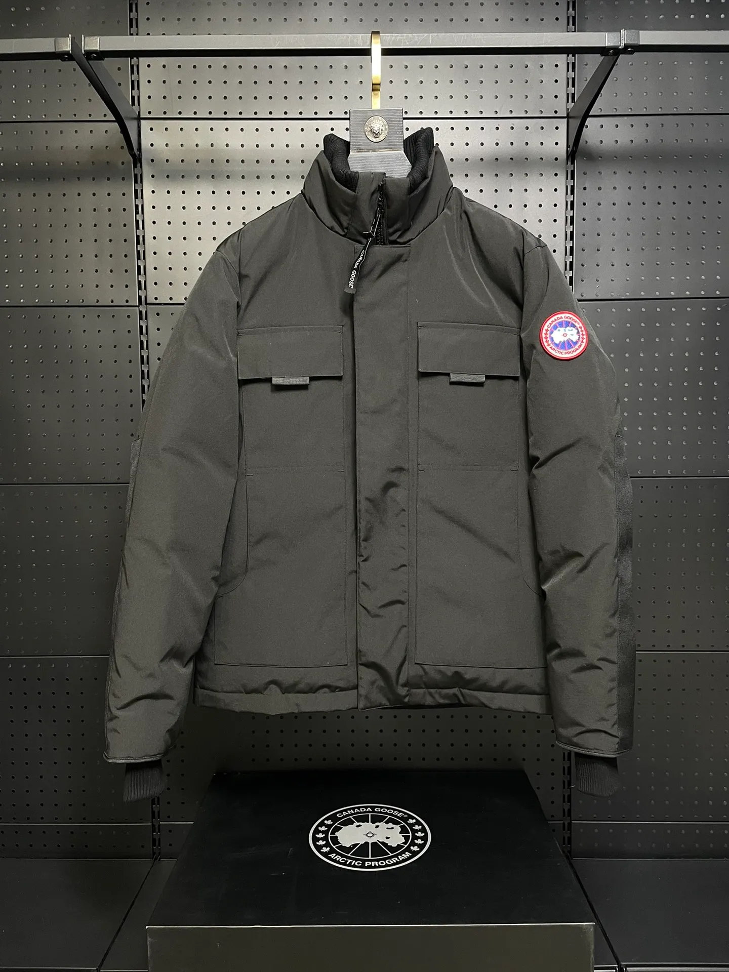 P800 forester men's new model black 24 models Canada Goose (Canada Goose) Men's model xs-xxl The highest version on the market! 🔥 Recommendation of single product for autumn and winter hard goods # Produced by OEM canada goose # The Canadian brand canada goose has always been recognized as the warmest down jacket, and its existence can often be seen in the winter street photos of various celebrities. I make Canada Goose every year, but I still can’t get rid of my love for it. No matter how cold the weather is, there’s no need to be afraid! Because this year, as always, we will provide you with ruthless goods and prepare large quantities of goods. I believe that the market has become a bit chaotic, but we are not afraid. Only good things are competitive, not comparing prices! No one is stupid enough to quote a high price and send old customers away! Look at price in the short term and quality in the long term! If you care about quality, please respect its price! If what you want is cheap, please don't expect good quality! You get what you pay for, this is the rule of the market! We really value quality. It is only worn by the one who understands you! Filling content: 90 international standard duck down! I won’t say much more, everyone sells their own goods! Regarding the down content, you can feel it with your hands. There is nothing wrong with good down. Another customer said that the clothes are very light, but the ones on the market are very heavy. For us insiders, adding some filament to the clothes will make them look bulging and heavy. But we won't do that! 🔥Pure original fidelity! 🔥Everyone who has been cooperating with us in the past few years knows that the large-scale wholesale market products are incomparable to us. You are welcome to visit the brick cabinet and then come to my home to buy! It is the legendary warmest down jacket. A goose and a single layer of clothing can withstand minus 20 degrees Celsius! Known as a must-have for Arctic outdoor sports! The most popular down jacket in the world, celebrities are rushing to buy it, it is a must-have!